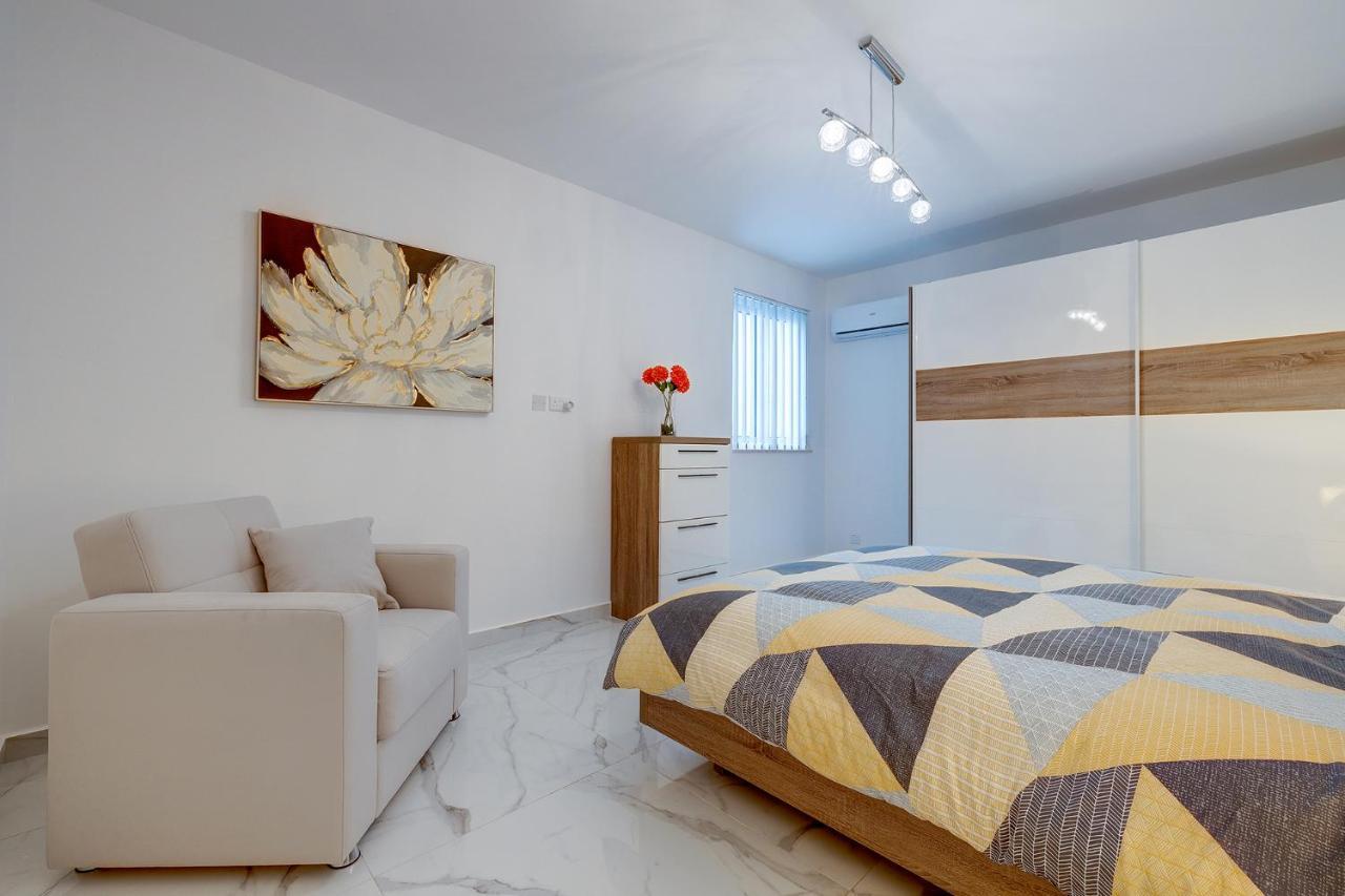 Stylish 2Br Apartment In Central St Julians San Ġiljan Buitenkant foto