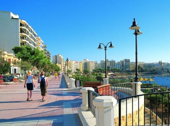 Stylish 2Br Apartment In Central St Julians San Ġiljan Buitenkant foto